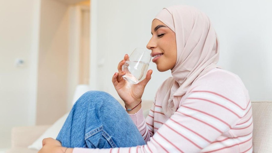 Ilustrasi air putih&comma; orang minum air putih&comma; orang puasa