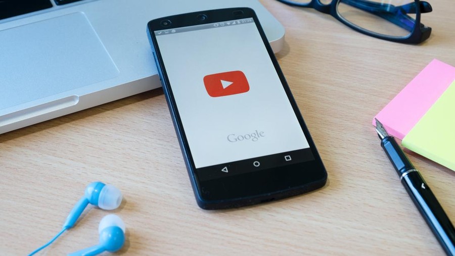 Ilustrasi logo YouTube&comma; mendengarkan musik di YouTube