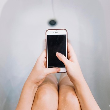 3 Ciri Kepribadian Orang yang Selalu Bawa HP ke Kamar Mandi Menurut Ilmu Psikologi