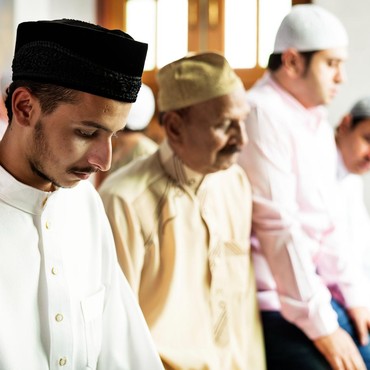 Doa Qunut Witir Ramadan Beserta Latin dan Artinya