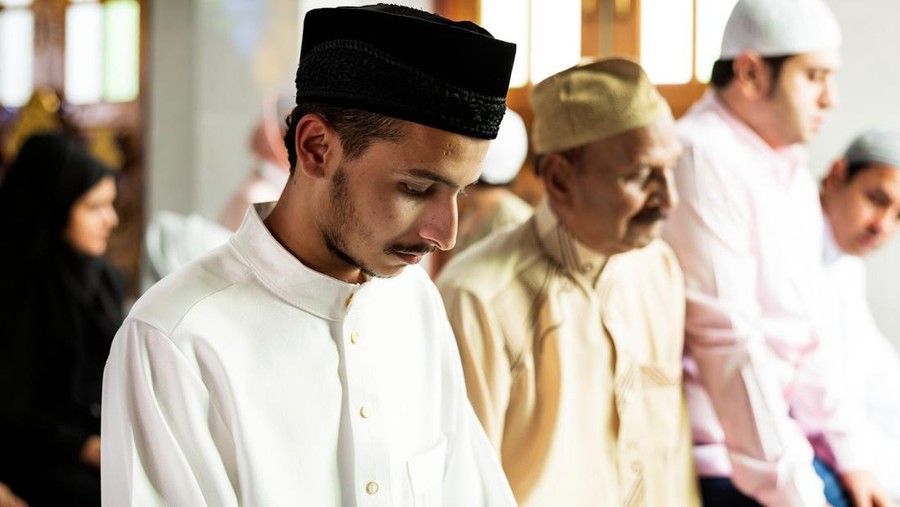 Ilustrasi orang berdoa&comma; salat