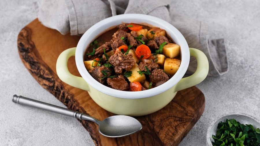 Ilustrasi sayur wortel&comma; kentang&comma; semur daging