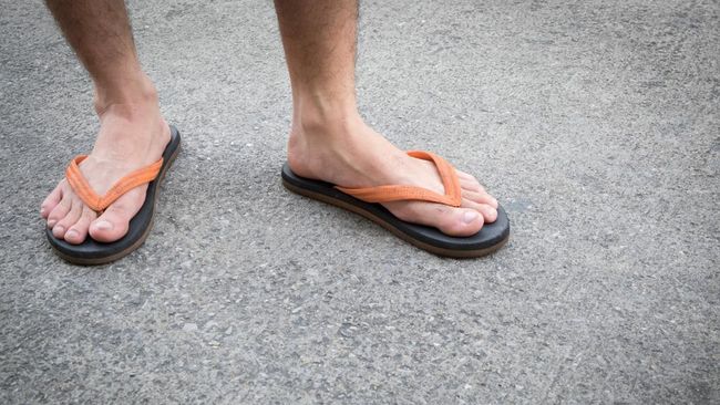 Ciri Kepribadian Pria yang Gemar Pakai Sandal Jepit Ketimbang Sepatu, Ayah yang Mana Bun?