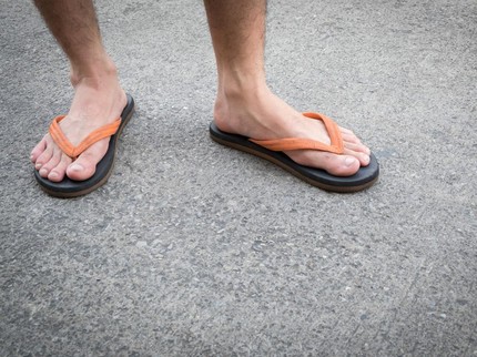 Ciri Kepribadian Pria yang Gemar Pakai Sandal Jepit Ketimbang Sepatu, Ayah yang Mana Bun?