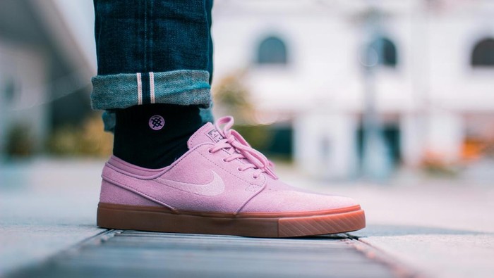 Kaus kaki hitam dan jeans