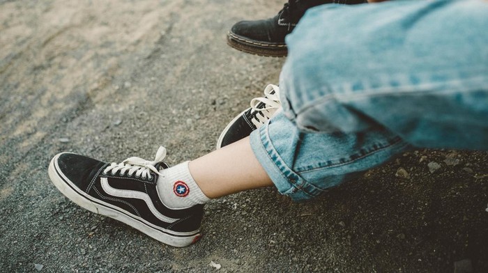 Kaus kaki putih dan jeans