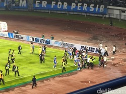 Kecewa Persib Tersingkir dari ACL 2, Suporter Turun ke Lapangan
