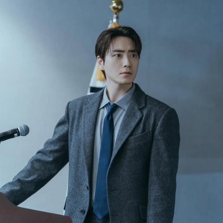 <p>Fakta bahwa aktor yang memerankan karakter kerajaan Geumseong Daegun sendiri adalah keturunan darah bangsawan langsung menjadi tren di internet. Berbagai reaksi pun bermunculan. &ldquo;Pantas saja aura bangsawannya berbeda,&rdquo; tulis salah satu netizen. &ldquo;Sungguhan? Tingkat kecocokan 100 persen,&rdquo; tulis netizen lainnya.&nbsp;(Foto: Instagram @acefactory.official)</p>