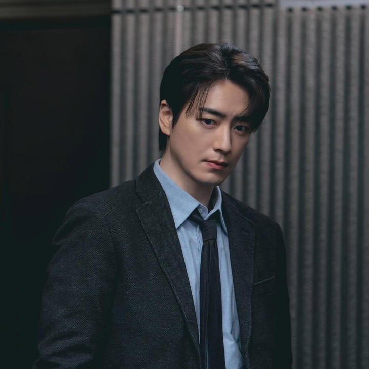 <p>Pada kesempatan itu, sang sutradara menyebut bahwa Lee Jun Hyuk merupakan keturunan langsung dari klan Lee Jeonju. &ldquo;Saya punya sesuatu untuk dibagikan. Lee Jun Hyuk berasal dari klan Lee Jeonju, keturunan langsung Hyoryeong Daegun, kakak laki-laki Raja Sejong. Tolong jangan lupa bahwa dia adalah seorang bangsawan,&rdquo; ujarnya, dikutip dari laman<em> The Chosun Daily,</em> Rabu (18/2/2026).&nbsp;(Foto: Instagram @acefactory.official)</p>