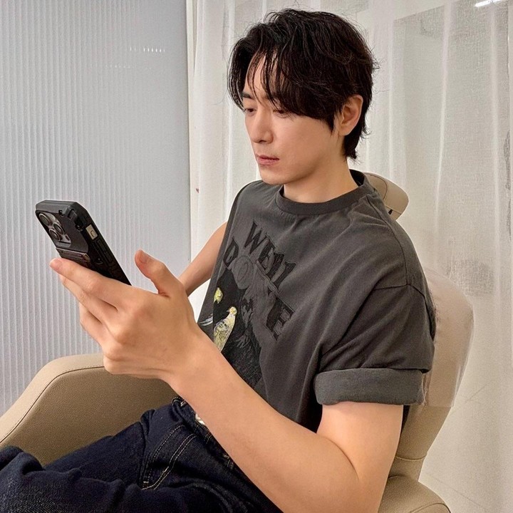 <p>Pria 41 tahun ini mengawali karier sebagai model video klip musik dari grup Typhoon pada 2006. Kemudian, ia juga telah berperan dalam banyak drama dan film, seperti <em>The King&rsquo;s Warden</em>, yang baru tayang 4 Februari 2026.&nbsp;(Foto: Instagram @leejunhyuk05)</p>