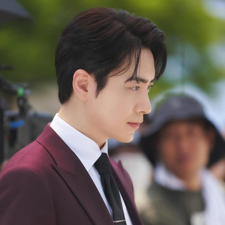 <p>Ia pun berhasil menjadi sorotan baru-baru ini setelah terungkap sebagai keturunan bangsawan. Hal ini disampaikan langsung oleh sutradara Jang Hang Jun saat melakukan <em>greeting event </em>film <em>The King&rsquo;s Warden.&nbsp;</em>(Foto: Instagram @leejunhyuk05)</p>