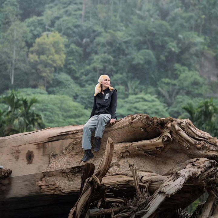 <p>Dalam postingan ini, Luna mengungkap perasaannya usai mengunjungi Takengon, Aceh Tengah. "Setelah semuanya terasa runtuh, ada satu hal yang tetap berdiri: harapan. Aku melihat rumah yang retak, jalan yang terbelah, tanah yang tak lagi sama. Tapi di antara semua itu, ada sesuatu yang tidak ikut runtuh, kemauan untuk memulai lagi," ujar Luna. (Foto: Instagram @lunamaya)</p>