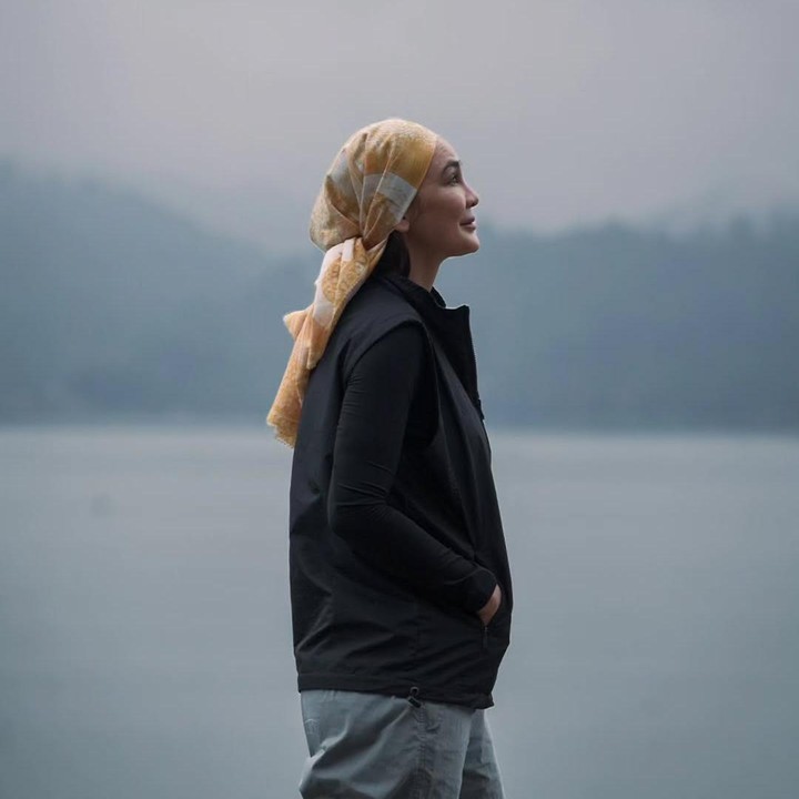 <p>Unggahan Luna yang membagikan kondisi terkini tentang Aceh banyak menuai komentar positif dari netizen. Apa kata mereka? "Kak.. Terimakasih ya karena sudah datang dan bersuara untuk kami.. Sehat selalu ka Luna," tulis akun @ri***. "Dedikasi mu utk saling membantu sesama sungguh luar biasa,, kesederhanaan memancarkan hatimu yg bersih &amp; tulus," ujar @an***. "Padahal artis paling sibuk loh LM ini tp masih nyamperin buat datang dan bantu ke Aceh," ungkap akun @kh***. (Foto: Instagram @lunamaya)</p>