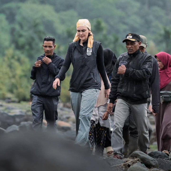 <p>Artis Luna Maya memutuskan untuk terbang ke Takengon, Aceh Tengah, untuk melihat kondisi terkini pasca bencana banjir Sumatera yang terjadi pada akhir tahun 2025. Melalui unggahan di Instagram, Luna membagikan potretnya saat mengunjungi lokasi terdampak banjir. (Foto: Instagram @lunamaya)</p>
