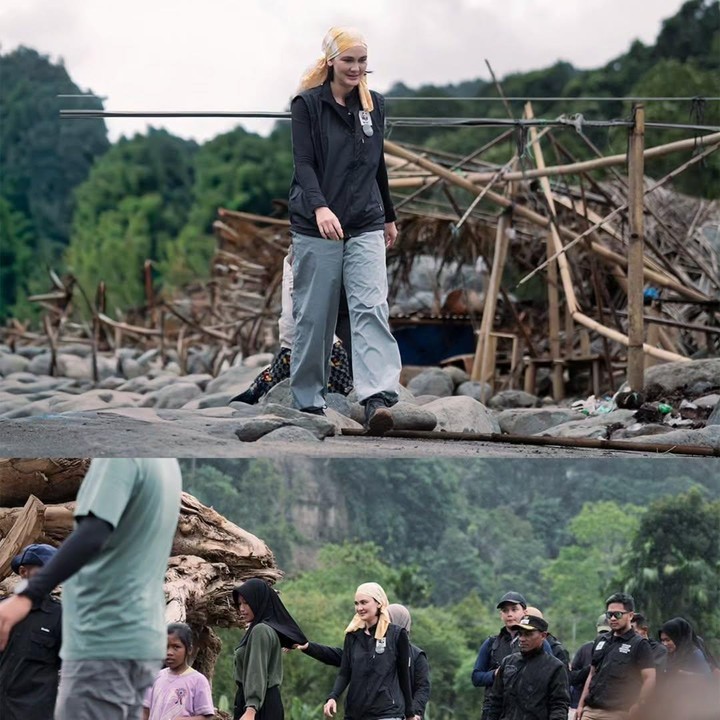 <p>Luna berkunjung ke Aceh bersama tim dari yayasan miliknya, yakni Yayasan Luna Maya Nawasena. Selama di Aceh, Luna melihat secara langsung rumah warga yang rusak karena banjir. Istri Maxime Bouttier ini juga terlihat menyusuri jalanan penuh tanah bekas banjir. (Foto: Instagram @lunamaya)</p>