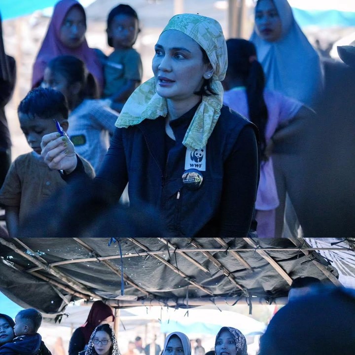 <p>Selama kunjungannya ke Aceh, Luna juga sempat bertemu dengan warga di sana. Dalam satu potret yang dibagikan, Luna terlihat berbagi tawa dengan para warga terdampak bencana. Perempuan berdarah Bali ini juga sempat berinteraksi dengan ibu-ibu dan anak-anak di sana. (Foto: Instagram @lunamaya)</p>