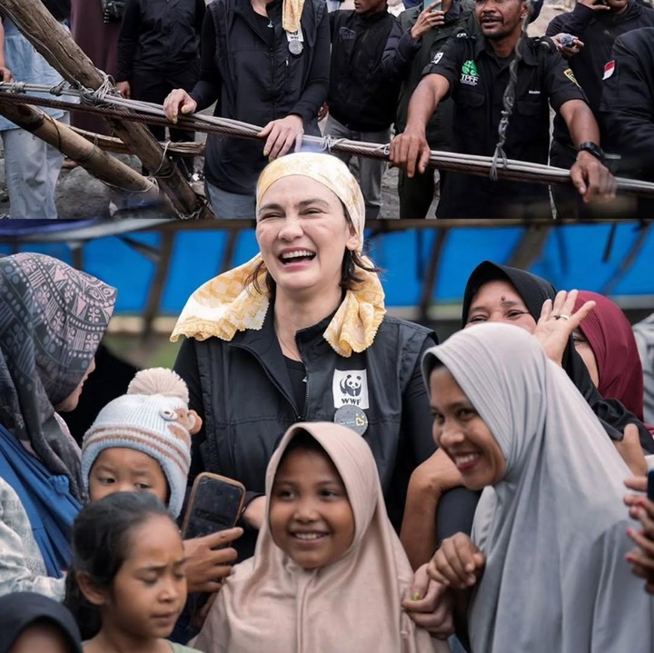 <p>Di unggahan video terpisah, Luna membagikan momen saat berkumpul dengan anak-anak di Aceh. Luna mengungkap soal pendidikan yang begitu penting bagi anak-anak terdampak bencana. "Akses mungkin terputus dan medan kian sulit, namun pendidikan tak boleh berhenti di sini. Di tengah tantangan ini, semangat pantang menyerah mereka membuktikan bahwa pemenang sejati akan mendapatkan semuanya," ungkapnya. (Foto: Instagram @lunamaya)</p>