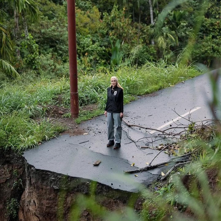 <p>Luna juga mengatakan tentang kemauan masyarakat di Aceh yang ingin memulai kembali hidup pasca bencana. "Pelan-pelan mereka menyapu, memperbaiki, menyusun ulang hidupnya. Dengan tangan yang mungkin masih gemetar, tapi hati yang memilih untuk tetap kuat. &ldquo;<em>Hope rebuilds what the storm tried to take</em> (Harapan membangun kembali apa yang coba dihancurkan oleh badai)&rdquo;," kata perempuan 42 tahun ini. (Foto: Instagram @lunamaya)</p>