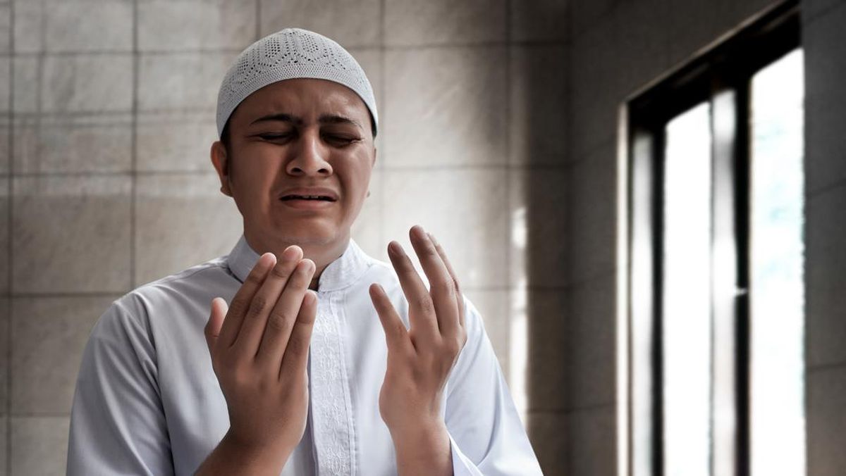 Nangis Saat Shalat, Apakah Bikin Ibadahnya Batal? Ini Jawabannya
