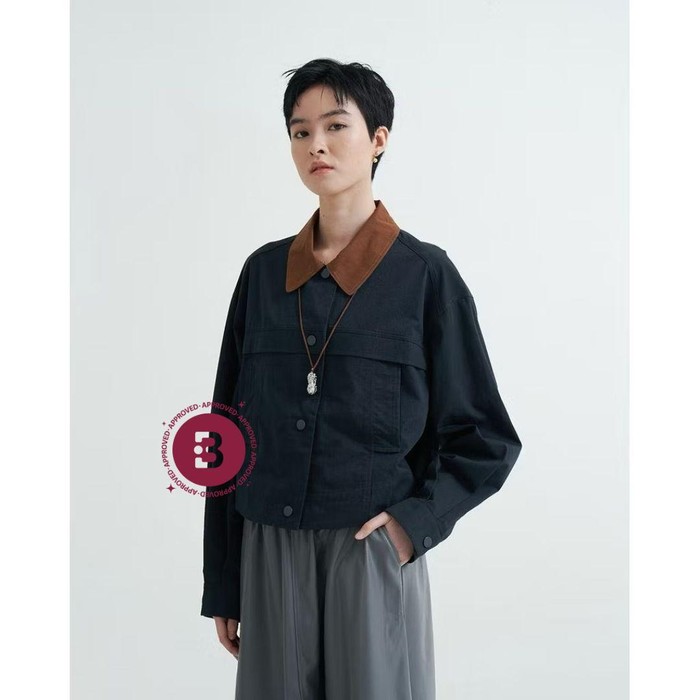 Masha Top, jaket semi-cropped dengan detail half-stand collar berwarna kontras, membuat penampilan lebih standout dan profesional. Terbuat dari 100% cotton twill, jaket ini memiliki tekstur katun yang nyaman, ringan, dan airy sehingga nyaman digunakan saat beraktivitas.