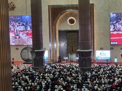 Video: Suasana Khidmat Salat Tarawih Perdana di Masjid Istiqlal Jakarta