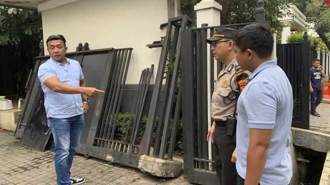 Perempuan HP (35) diduga mengantuk saat mengemudikan mobil Hyundai Santa FE dan menabrak pagar rumah mantan Wapres Jusuf Kalla di Jakarta.