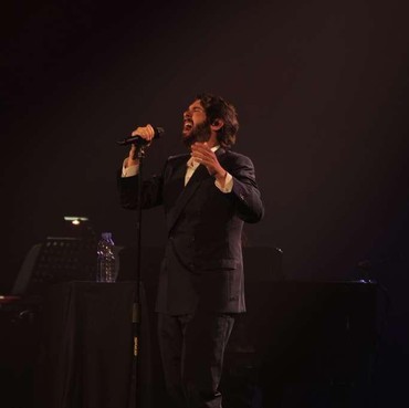 Momen Manis nan Romantis Josh Groban Rayakan Valentine di Jakarta