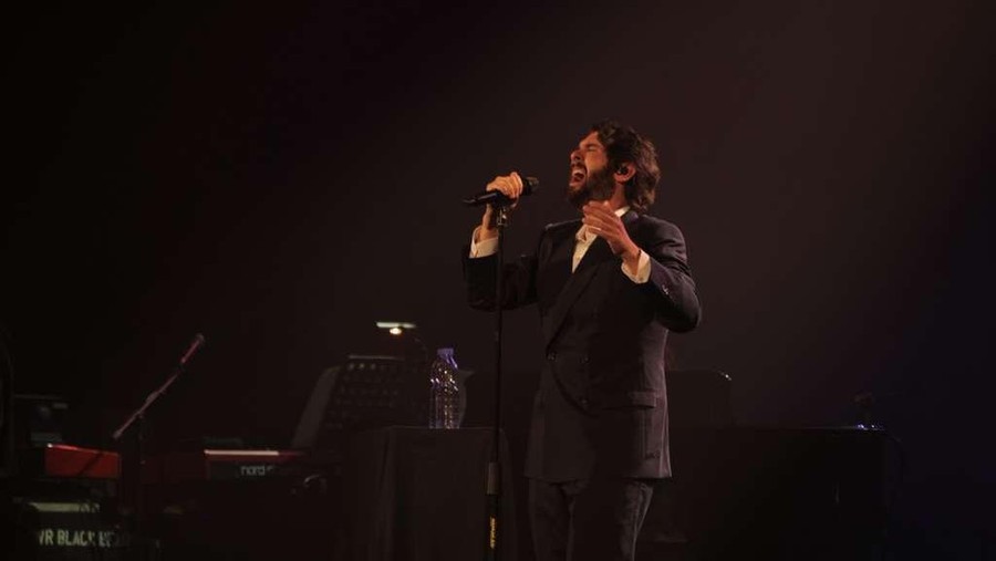 Momen Manis nan Romantis Josh Groban Rayakan Valentine di Jakarta