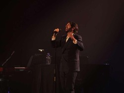 Momen Manis nan Romantis Josh Groban Rayakan Valentine di Jakarta
