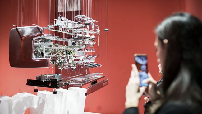 Kamu tentu tak menempuh perjalanan jauh ke kota tertentu hanya untuk duduk di gerai kopi mainstream yang membosankan dengan desain interior yang seragam, bukan?