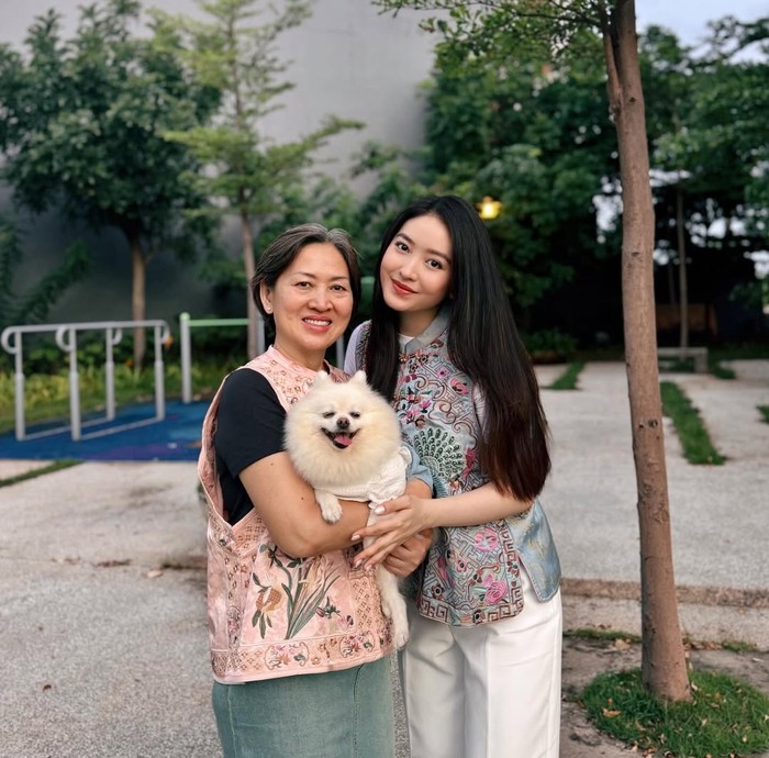 Natasha Wilona merayakan CNY dalam look kasual, tapi tetap rapi dan memesona. Blus tanpa lengan kuat akan bordiran multi-warna. Untuk memusatkan perhatian pada atasan itu, ia memadukannya dengan celana panjang rona gading yang simple/ Foto: instagram.com/natashawilona12