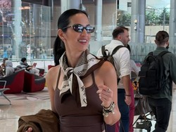 Gaya Simpel Tapi Mewah Nia Ramadhani di Bandara, Pakai Bag Charm Rp 27 Juta