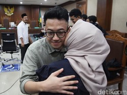 Video: Tangis Ibunda Delpedro Pecah Dengar Anaknya Dituntut 2 Tahun Penjara