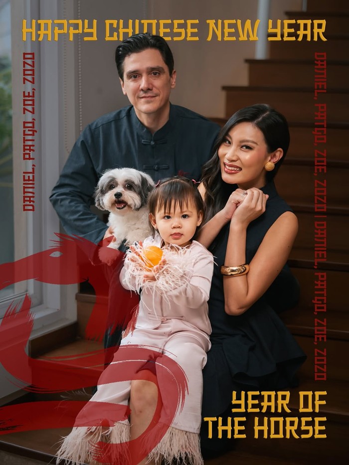 Bukan baju merah, Patricia Gouw menuliskan bahwa shio sedang menginginkan warna lain, Beauties. Cheongsam&nbsp;denim dari SISSAE dikenakannya dengan detail kancing merah, serasi dengan pakaian Daniel yang mengenakan&nbsp;changshan dari label yang sama/ Foto: instagram.com/patriciagouw