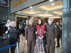 Senyum Owner Skincare Mira Hayati Saat Diborgol Sebelum Dijebloskan ke Lapas