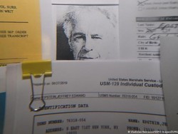 Penasaran Asal-Usul Kekayaan Epstein?