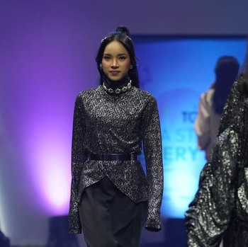 Perjalanan Theresia Sinaga Berani Coba Hal Baru: dari Lab Kampus, Duta Persahabatan, hingga Runway TGC Jakarta 2025