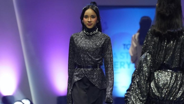 Perjalanan Theresia Sinaga Berani Coba Hal Baru: dari Lab Kampus, Duta Persahabatan, hingga Runway TGC Jakarta 2025