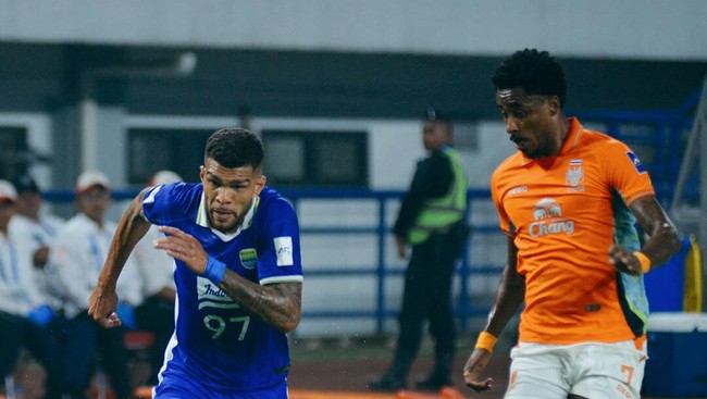 Suporter Persib Bandung masuk ke lapangan usai timnya disingkirkan Ratchaburi FC pada leg kedua babak 16 besar AFC Champions League Two.