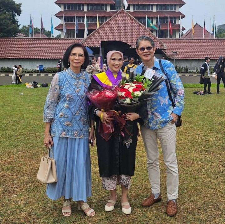 <p>Melihat beberapa unggahan di media sosial, dr. Boyke bersama sang istri, Ferry Lasemawati, tampak mendampingi putri mereka saat wisuda. Keluarga ini terlihat di lapangan dengan latar belakang gedung rektorat Universitas Indonesia. (Foto: Instagram @drboykediannugraha)</p>