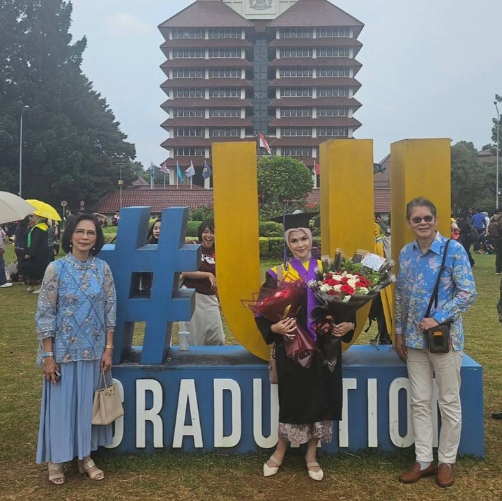 <p>Boyke Dian Nugraha, atau yang akrab disapa dr. Boyke, memiliki putri sulung bernama Dhima Oktacynara. Baru-baru ini, Dhima berhasil menyelesaikan pendidikan S2 di Universitas Indonesia, Bunda. Kabar bahagia ini dibagikan langsung oleh dr. Boyke melalui Instagram pribadinya. (Foto: Instagram @drboykediannugraha)</p>