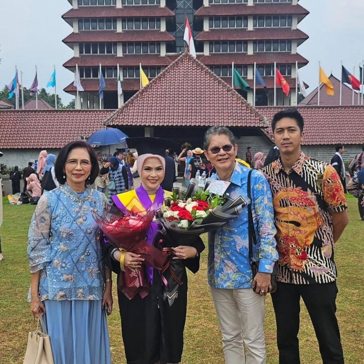 <p>"Alhamdulilah, terima kasih Tuhan. Anak pertamaku @dhimaoktacynara dapat menyelesaikan Magister Administrasi Rumah Sakit (MARS), dari FKUI; di tempat yang sama dengan papanya lulus 30 tahun yang lalu. Acara berlangsung di Balairung UI," tulis dr. Boyke, dikutip dari akun Instagram <em>@drboykediannugraha</em> . (Foto: Instagram @drboykediannugraha)</p>