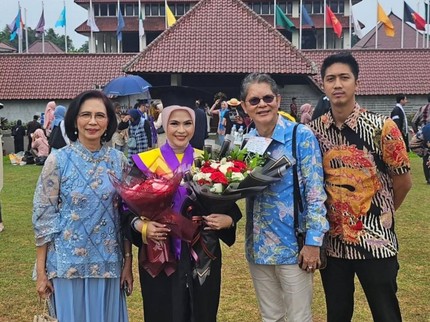 Dhima Oktacynara Putri Dr Boyke & Bunda 4 Anak Sukses Raih Gelar S2 di UI, Intip 5 Potretnya