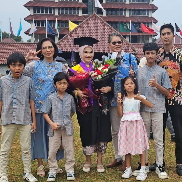 <p>Meski kini sudah Bunda menjadi dari empat anak, hal itu tidak menghalangi Dhima untuk menyelesaikan pendidikan S2-nya di kampus ternama. Ia pun juga mendapatkan ucapan manis dari sang Ayah. "Selamat ya Dhima; Ilmu tentang manajemen rumah Sakit yang telah kamu miliki, sekarang ayoo aplikasikan di RSIA Pasutri Bogor ya!" mengungkapkannya. (Foto: Instagram @drboykediannugraha)</p>