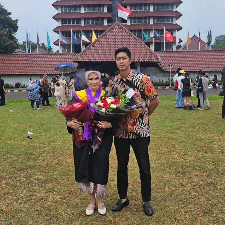 <p>Di hari bahagianya, putri dr. Boyke ini juga tampak ditemani sang suami. Dalam potret yang beredar, senyum bahagia Dhima terpancar begitu jelas sambil membawa dua buket bunga. (Foto: Instagram @drboykediannugraha)</p>