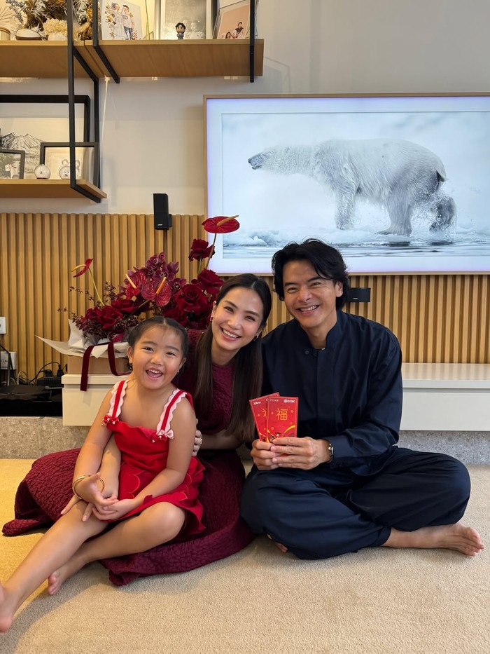 Keluarga Dion Wiyoko membagikan potret kebersamaannya saat merayakan CNY, Beauties. Berbeda dengan Fiona Anthony dan putrinya, Gianna, yang kompak pakai busana merah, sang aktor mengenakan setelan jaket dan celana bernuansa gelap dipadu kaus putih. / Foto: instagram.com/dionwiyoko