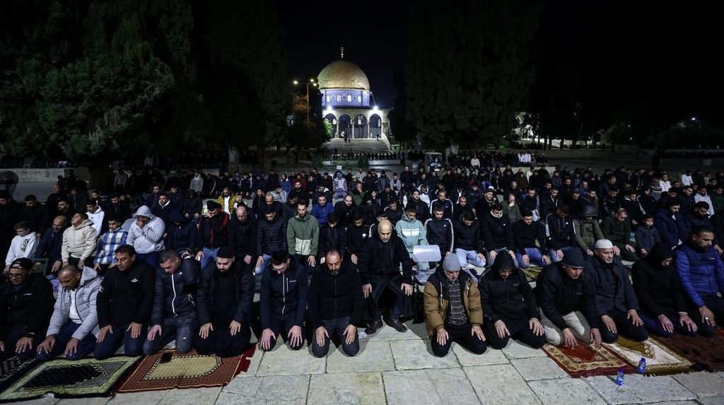 FOTO: Momen Tarawih Pertama di Al Aqsa di Pantauan Israel
