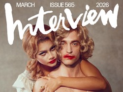 Robert Pattinson Pemotretan Pakai Wig Pirang & Lipstik, Nyaris Tak Dikenali