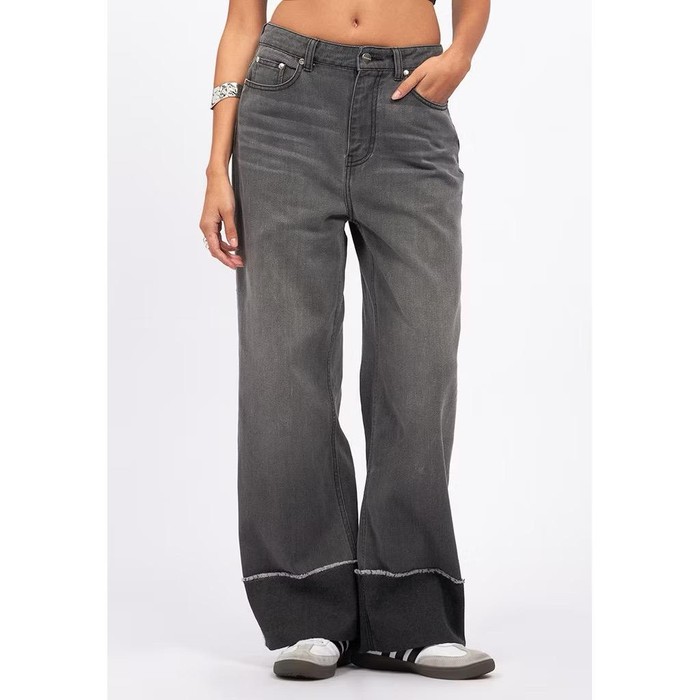 Rolled Up Wide Leg Denim Pants Grey dari COLORBOX. Potongan wide leg dengan rolled-up hem dan unfinished details memberikan kesan edgy yang santai.
