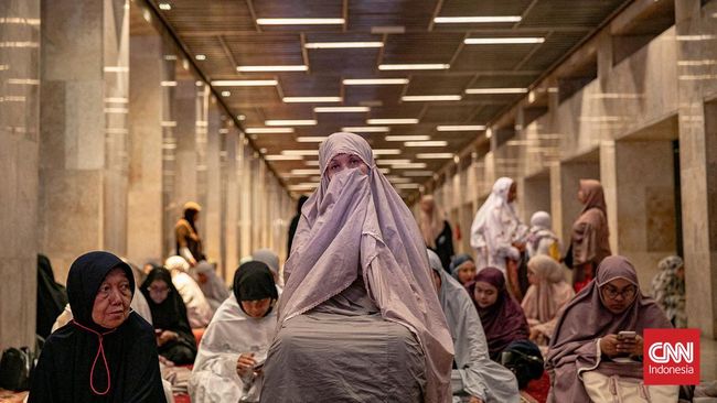 Muslim yang hendak shalat 11 rakaat, bisa mengerjakan 8 rakaat tarawih dan 3 rakaat witir. Berikut tata cara shalat tarawih 11 rakaat 4-4-3 dan bacaan niat.